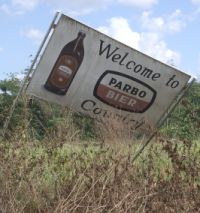 Welcome to Parbo beer Country, bord bij binnenkomst Suriname te Southdrain